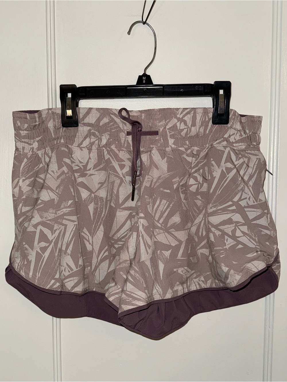 Lululemon Choose A Side reversible Short size 8 in dusty mauve and leaf print